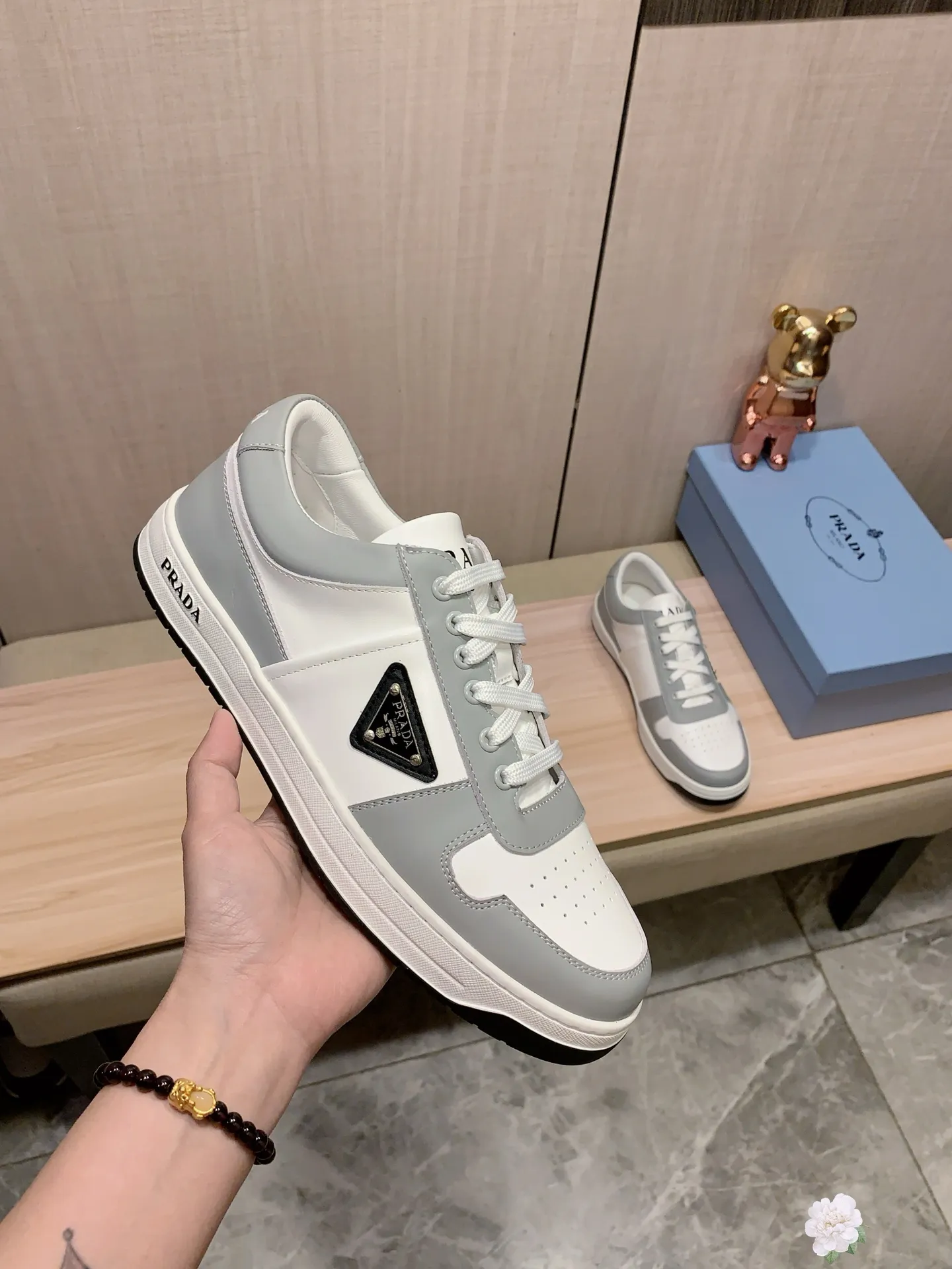 Men's Men's Shoes💰442💰💰🎩🎩[Lightning][Lightning] "PRADA*" The latest and most popular casual shoes, top brand [seduce] luxury ~ purchasing agency, top quality ~. [Strong] The upper is made of imported breathable cowhide material ➕ breathable sheepskin feet (•) with fine workmanship. The original stylish and stylish soft rubber wear-resistant and non-slip outsole is light and comfortable on the feet. The real thing looks better when photographed in real life. 226: code: 38-44, white and black 4️⃣ colors selected